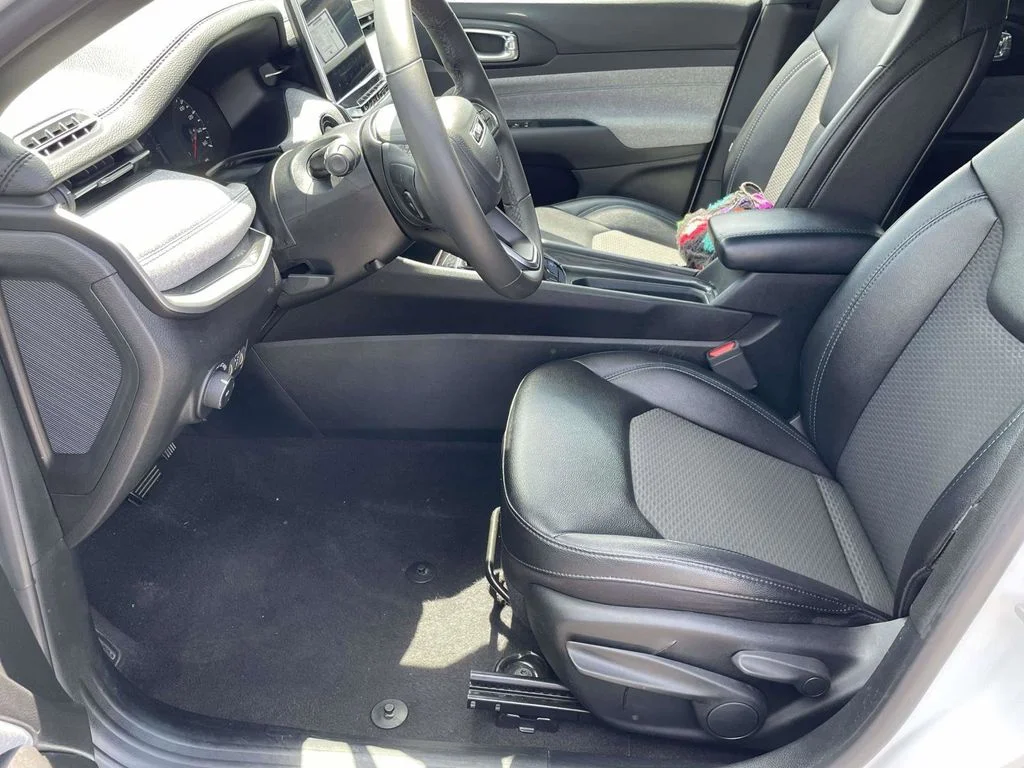 Used 2024 White Jeep Latitude image 9