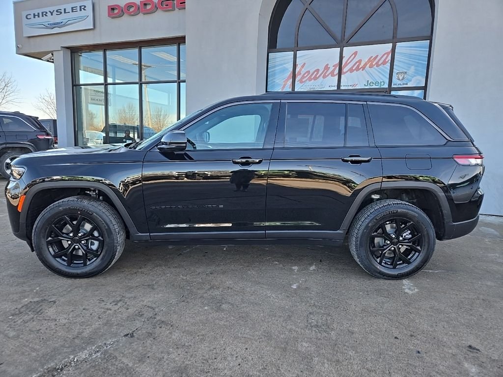 New 2026 Diamond Black Crystal Pearl-Coat Exterior Paint Jeep Altitude image 5