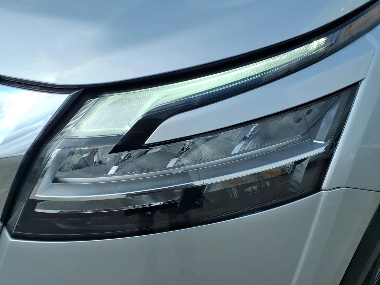 2023 Nissan Pathfinder Platinum Silver at Robbins Nissan