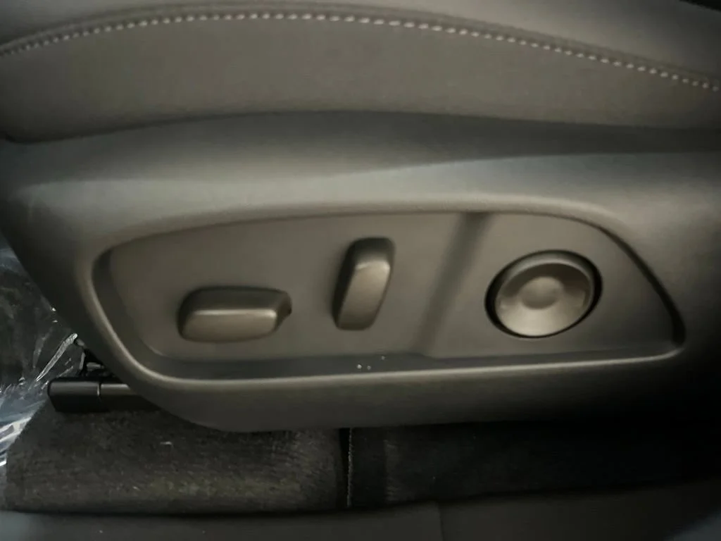 New 2027 Mosaic Black Metallic Chevrolet LT image 19
