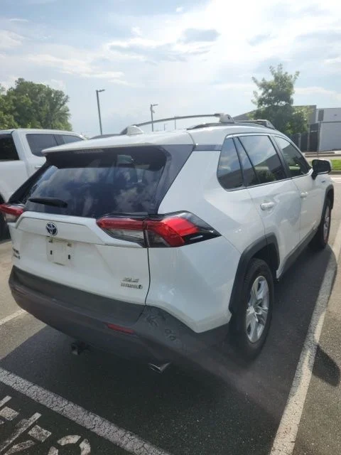 Used 2020 White Toyota XLE image 3