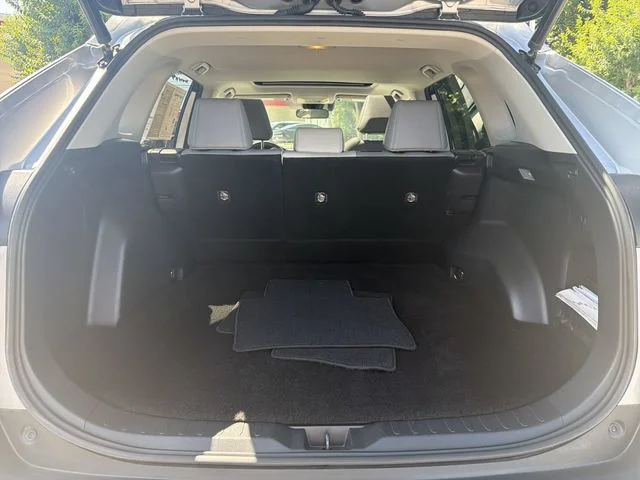 Used 2019 Silver Toyota XLE Premium image 23