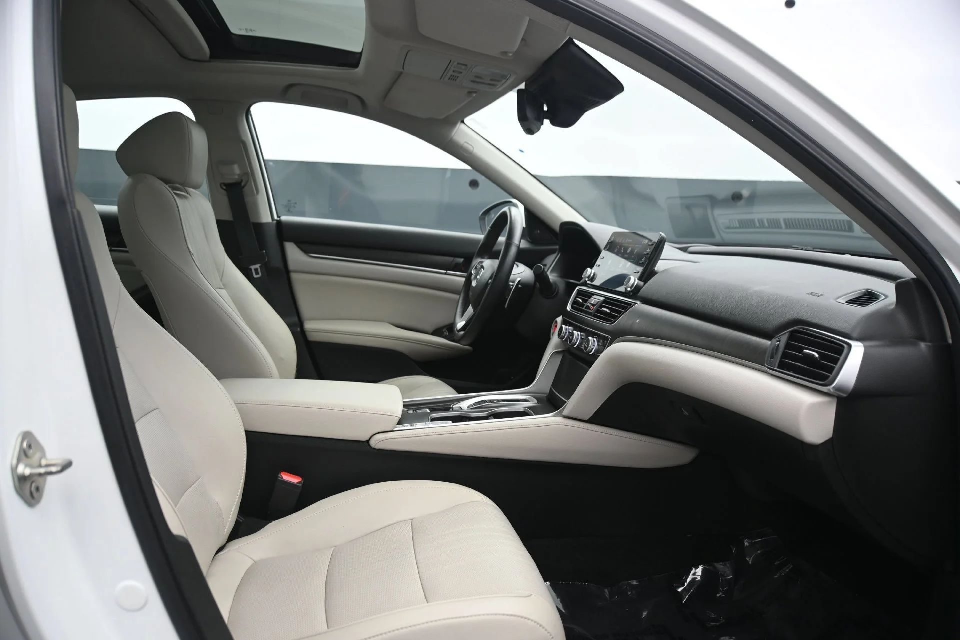 Used 2019 White Honda Touring 2.0T Auto image 13