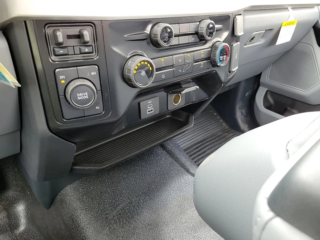 2025 Ford F-350 Super Duty Chassis Cab XL - Photo 25