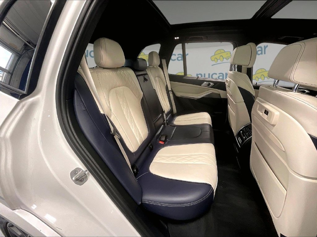 Used 2022 White BMW xDrive40i image 16