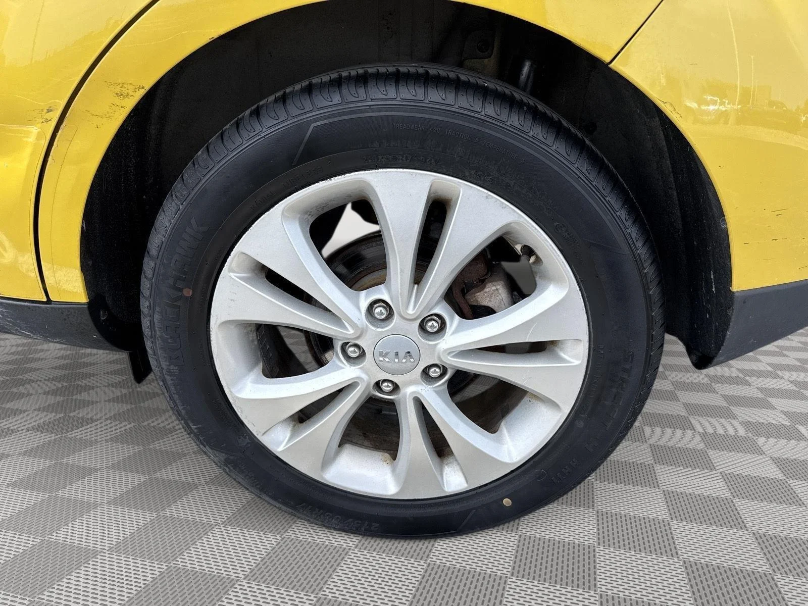 Used 2014 Solar Yellow Kia + image 16