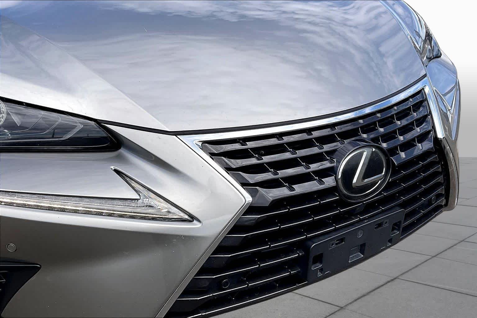Used 2018 Atomic Silver Lexus  image 28