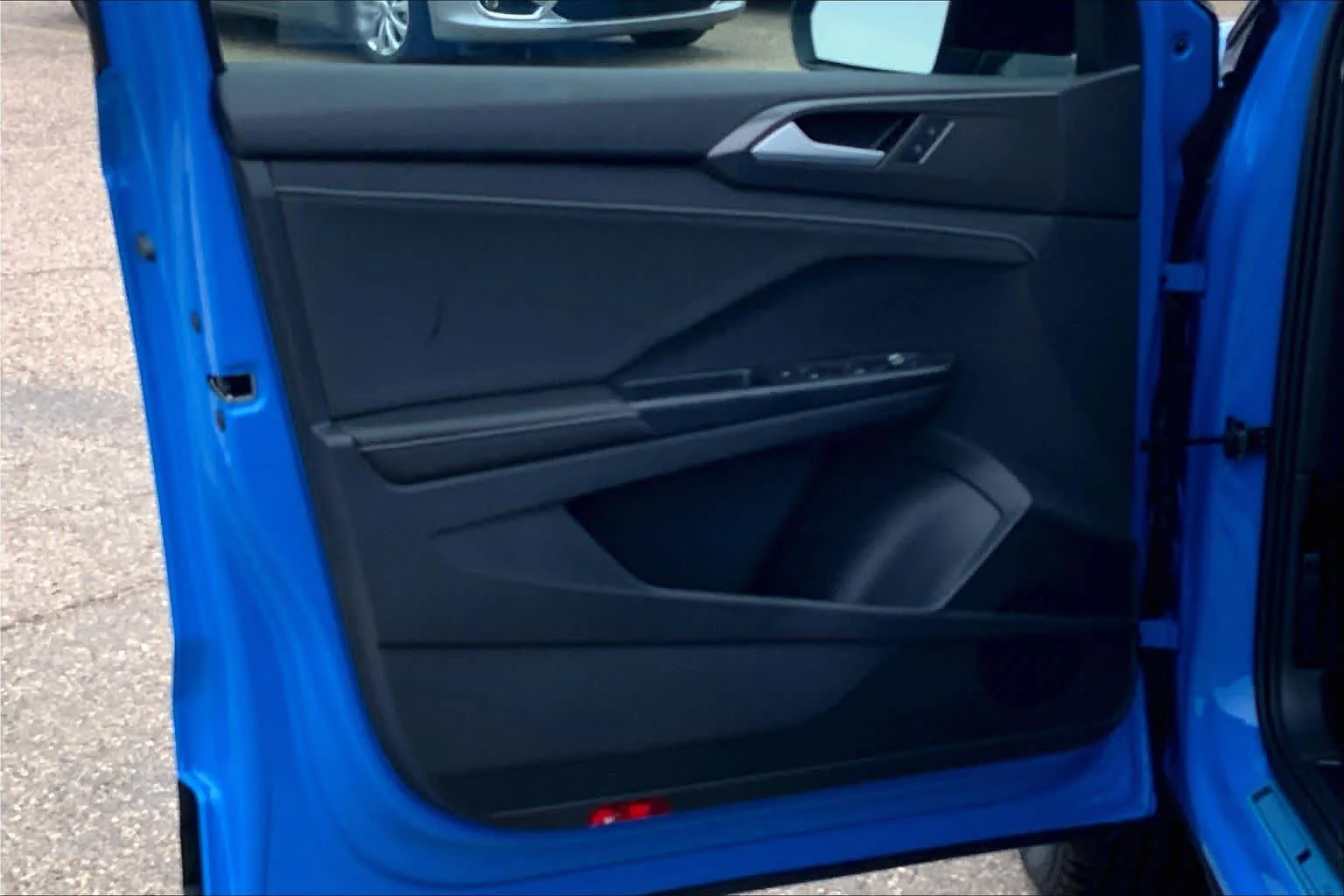 New 2026 Cornflower Blue w/Deep Black Roof Volkswagen SE Black image 10