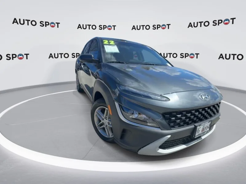 Used 2022 Gray Hyundai SE image 3