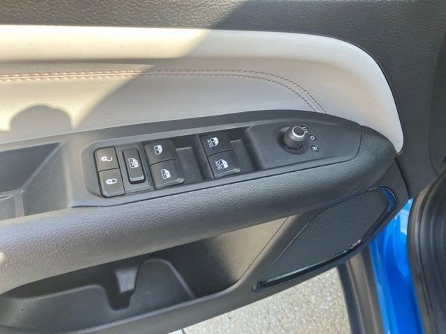 Certified Used 2025 Hydro Blue Pearlcoat Jeep Limited image 9