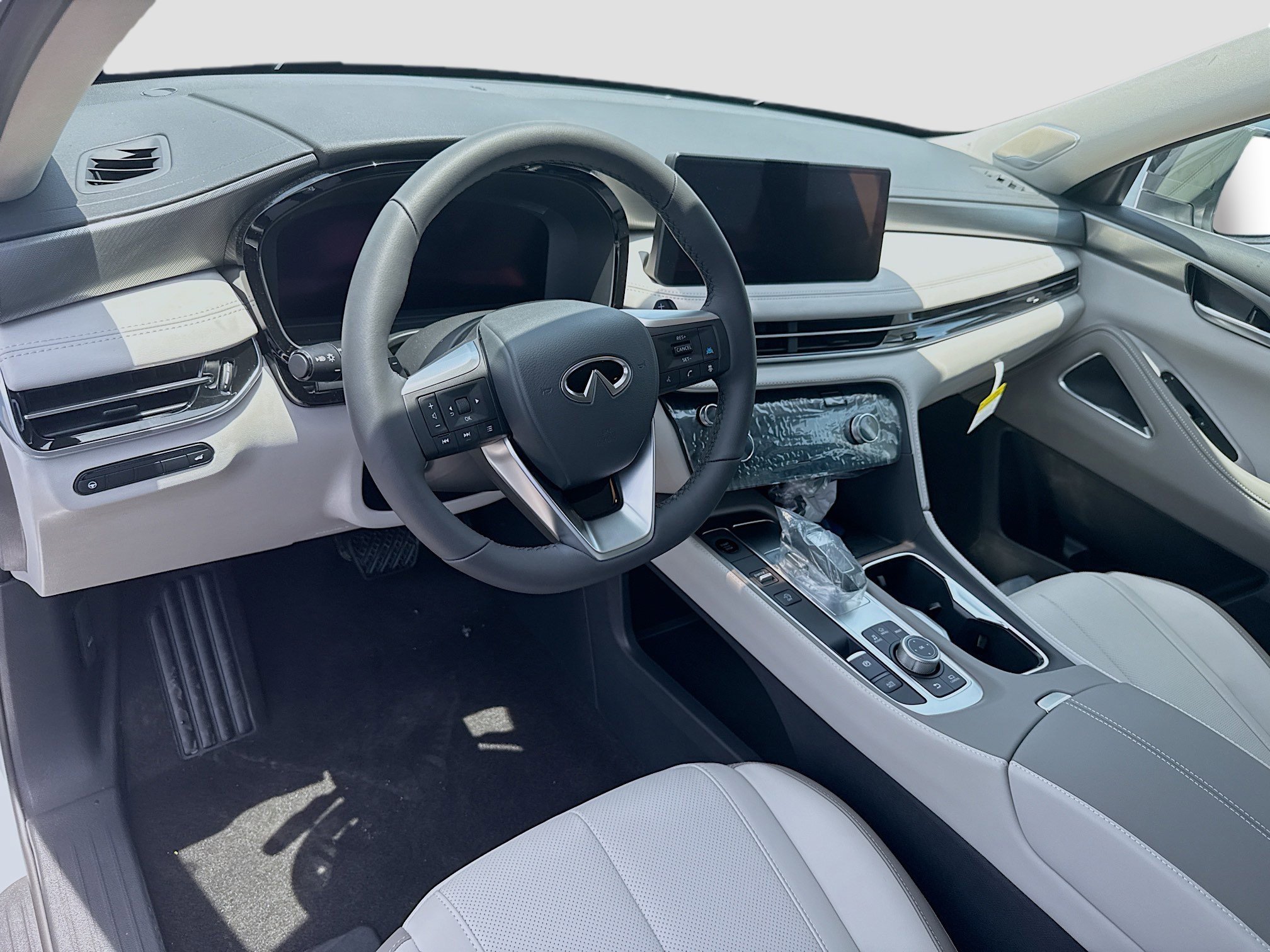 New 2027 RADIANT WHITE INFINITI Luxe FWD image 8