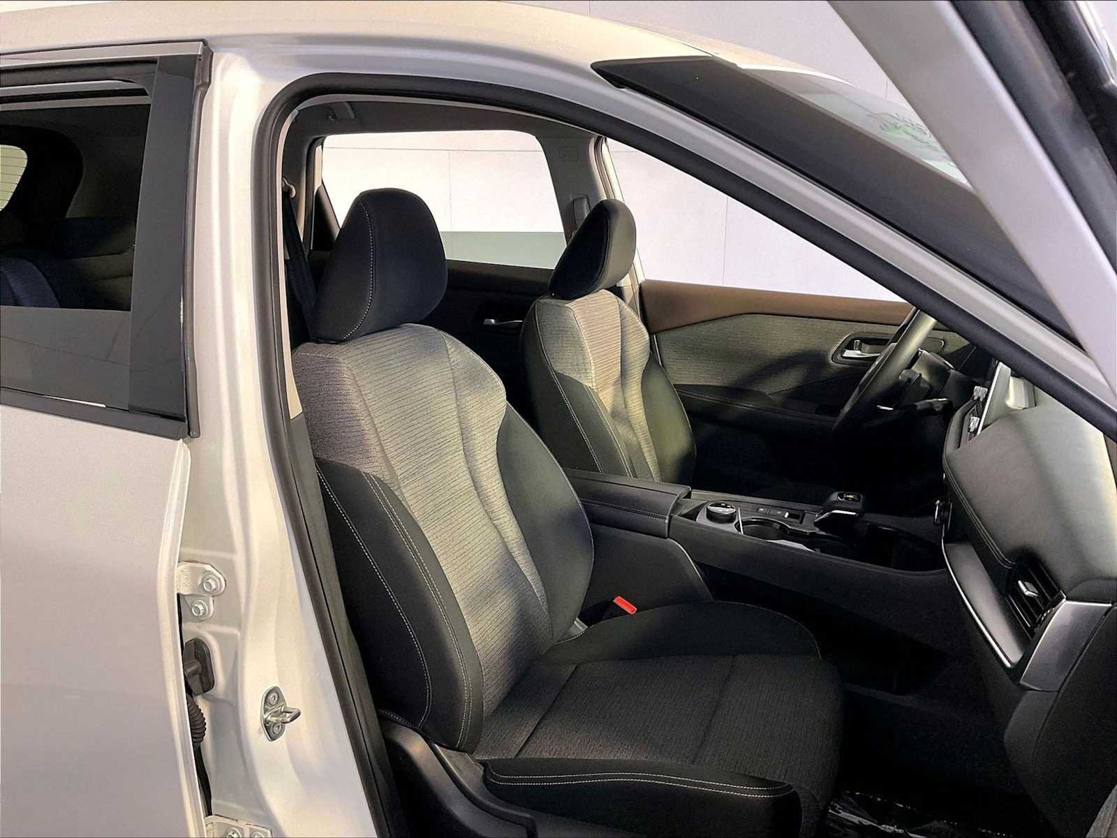 Used 2021 Pearl White Tricoat Nissan SV image 18