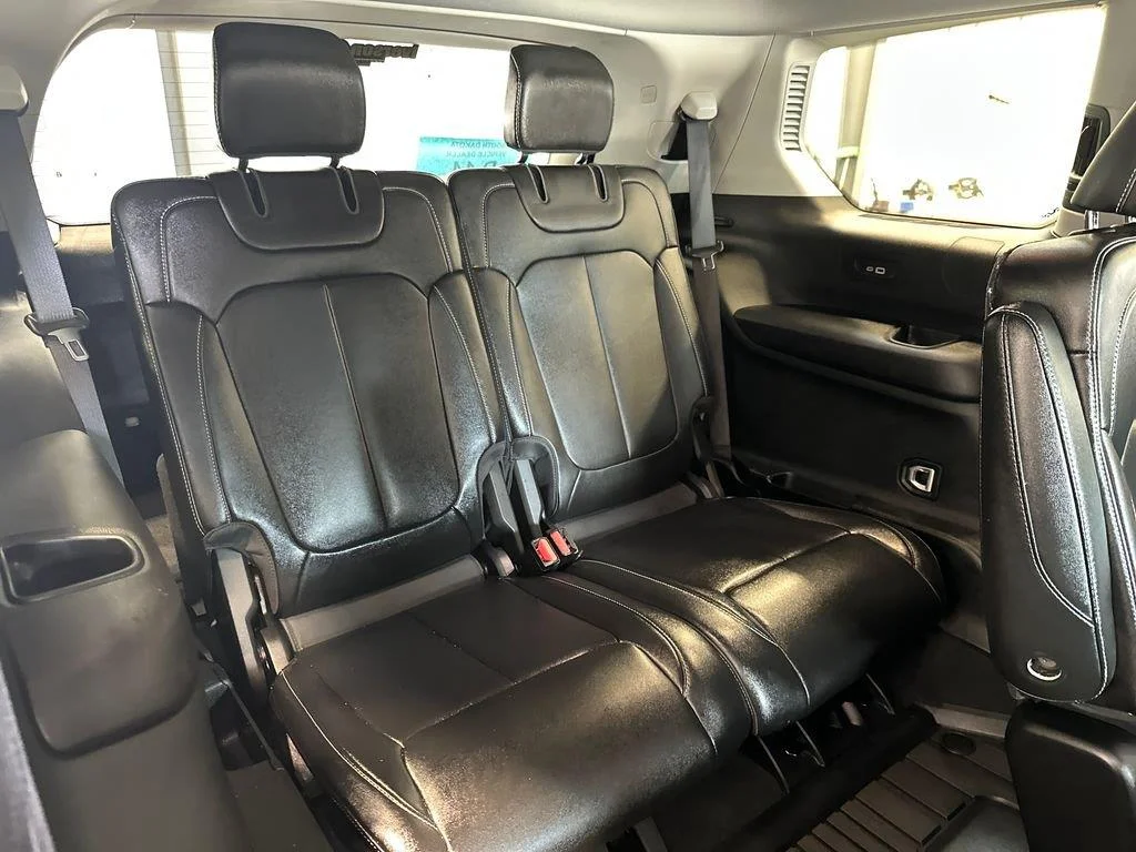 Used 2023 Diamond Black Crystal Pearlcoat Jeep Limited image 33