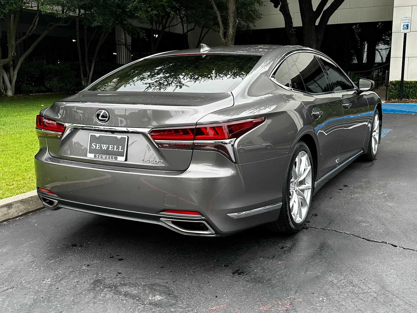 Used 2019  Lexus LS 500 image 4