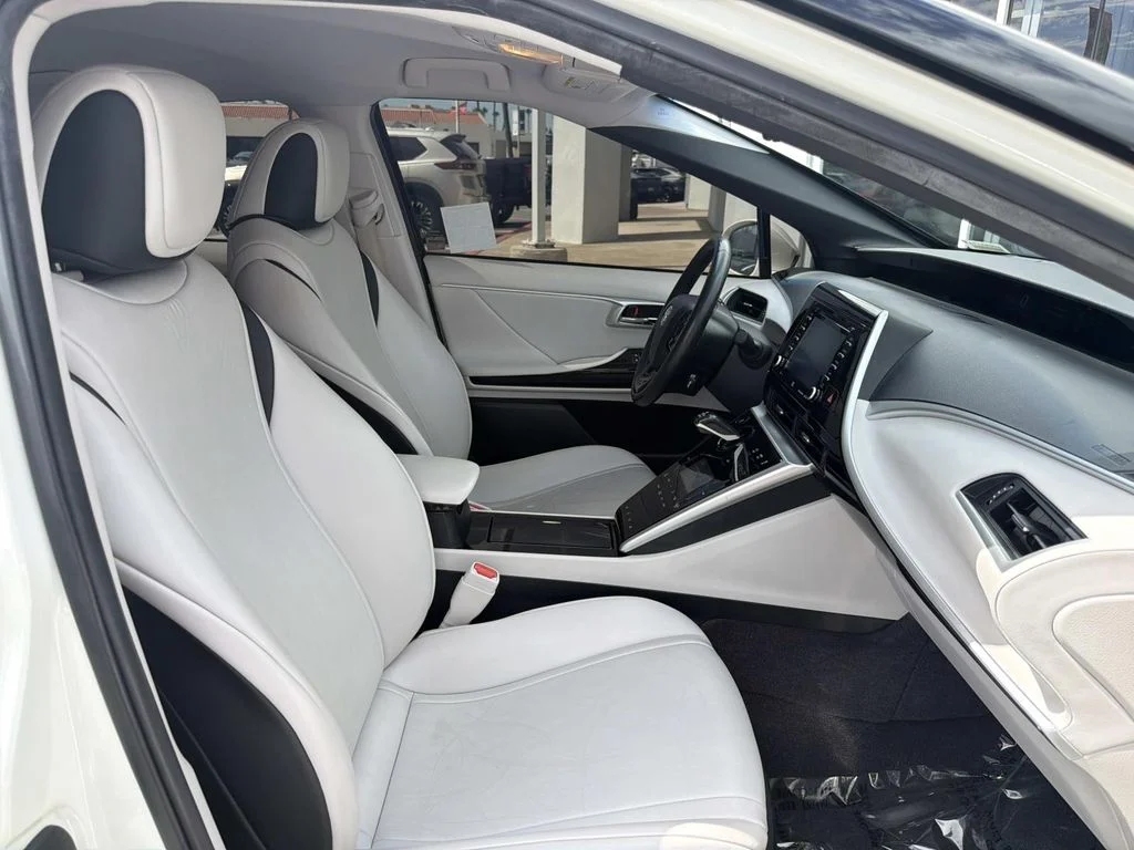 Used 2018 CRYSTAL WHITE Toyota Base image 28