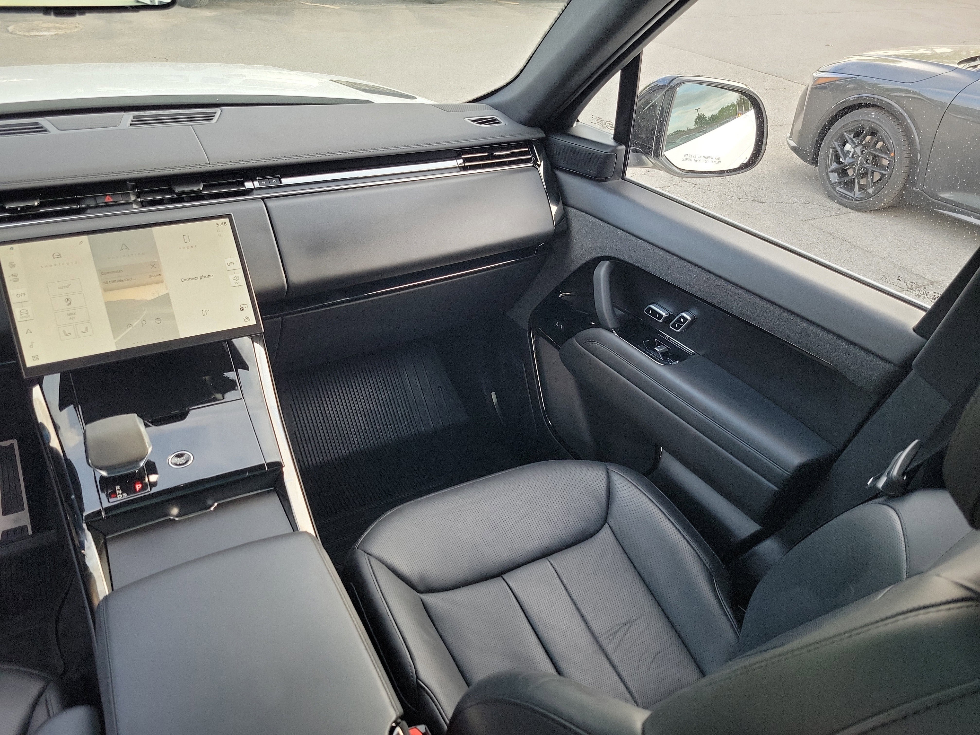 Used 2024 White Land Rover Dynamic SE image 16