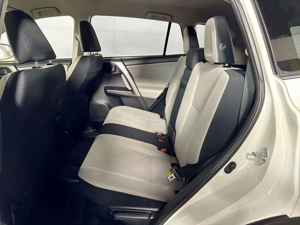 Used 2018 White Toyota LE image 19