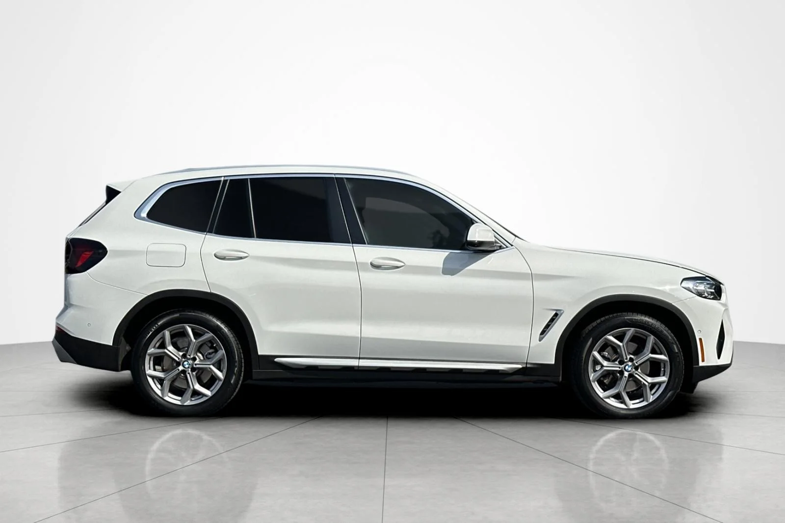 Used 2023 Alpine White BMW sDrive30i image 6