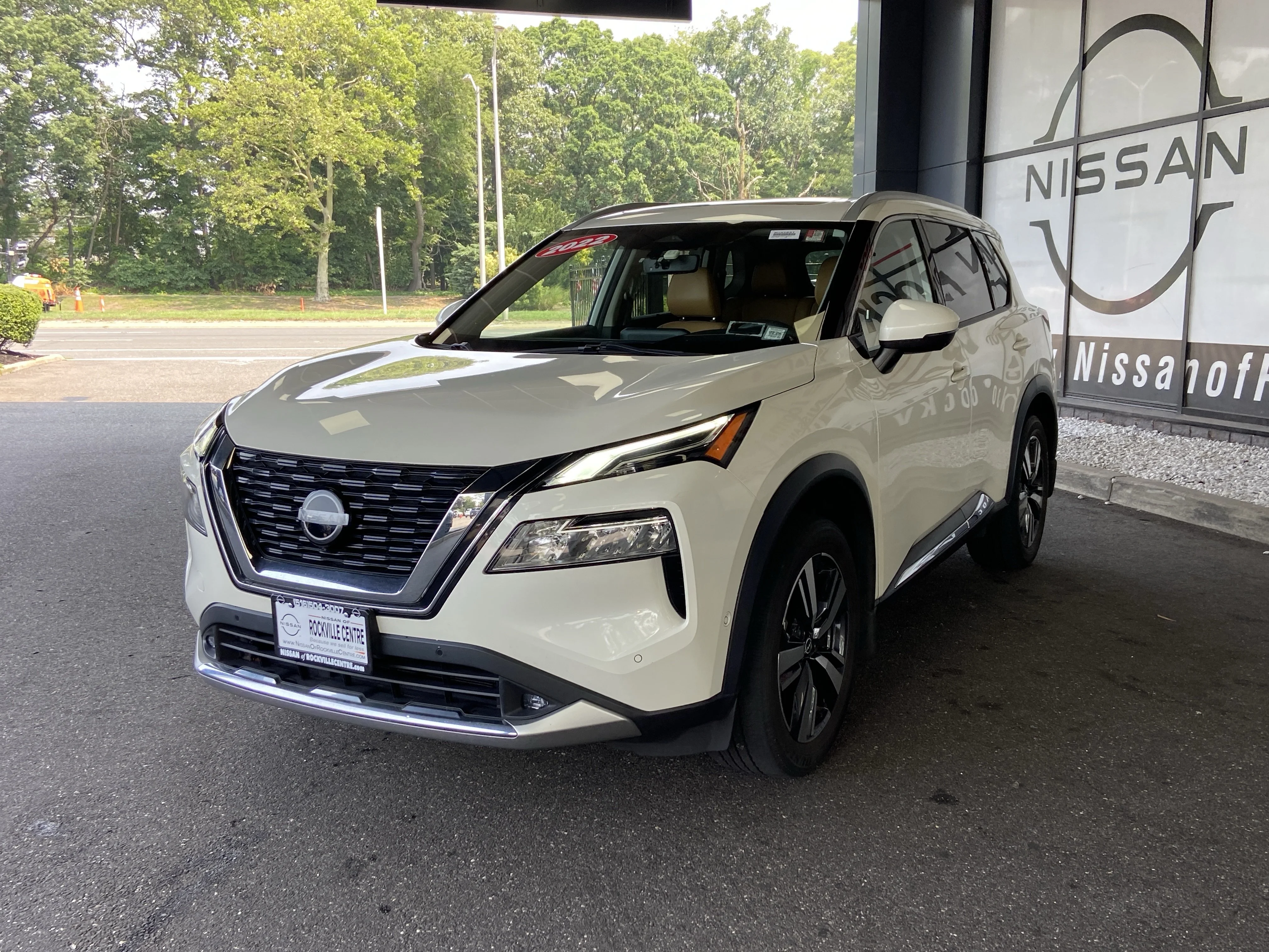 Used 2022 Pearl White Tricoat Nissan  image 7