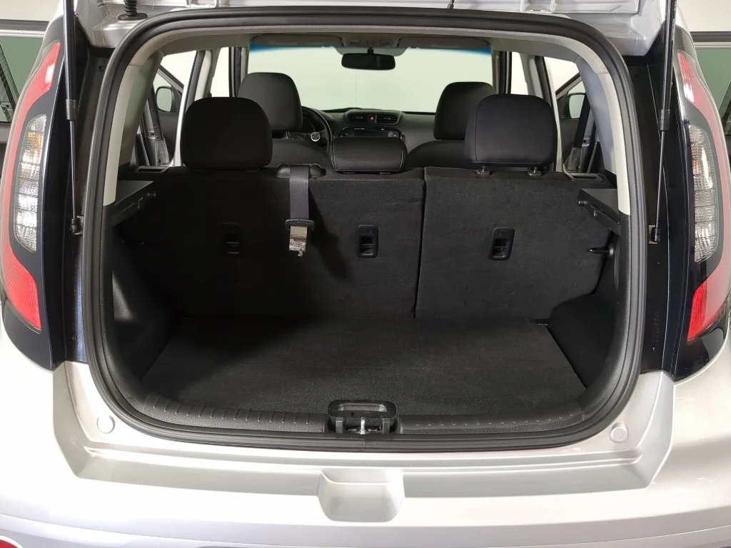 Used 2018 Silver Kia + image 15