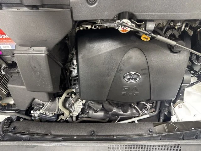 Used 2018 Blizzard Pearl Toyota XLE image 9