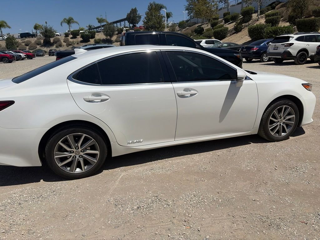 Used 2018 White Pearl Lexus 300h image 10