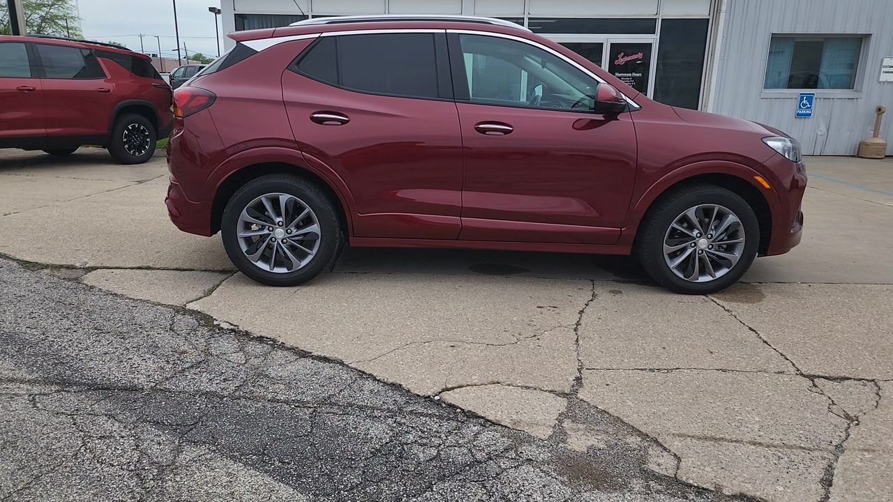Used 2023 Cinnabar Metallic Buick Select image 3