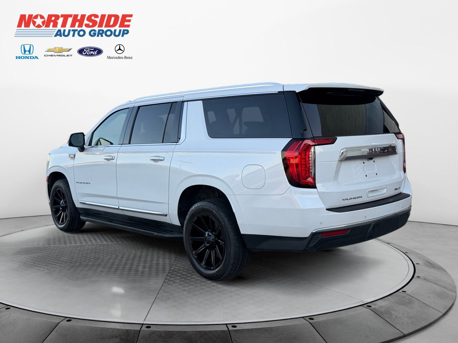Used 2022 White Frost Tricoat GMC SLT image 5