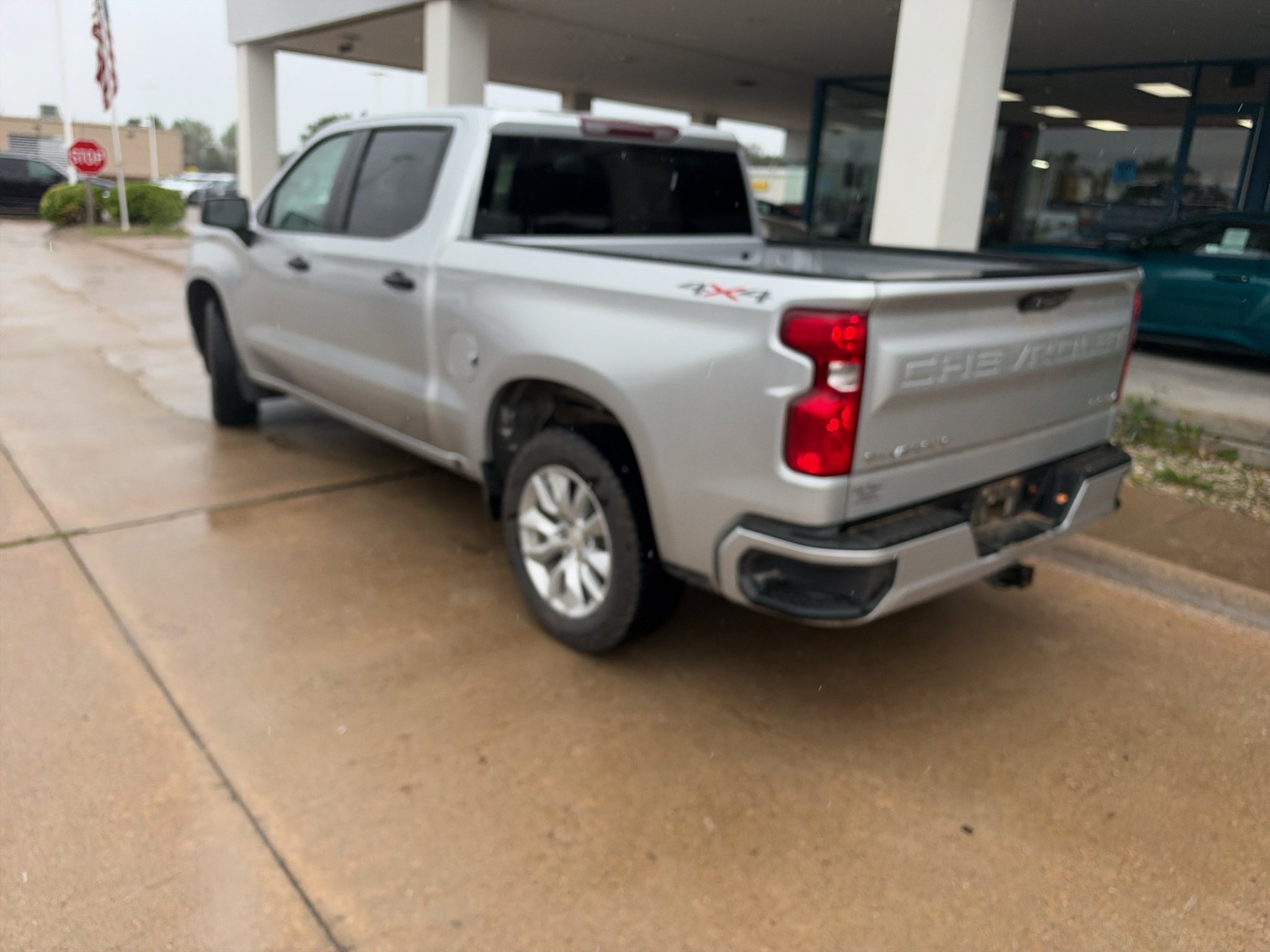 Used 2022 Silver Ice Metallic Chevrolet Custom image 8