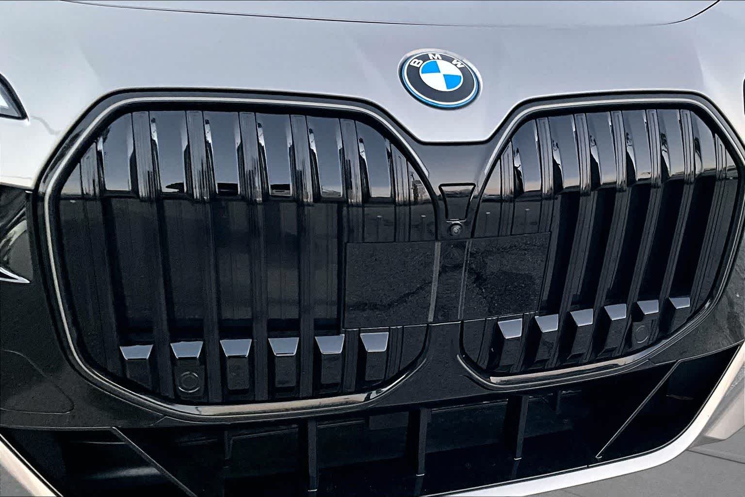 Used 2025 Oxide Grey Metallic BMW xDrive60 image 28