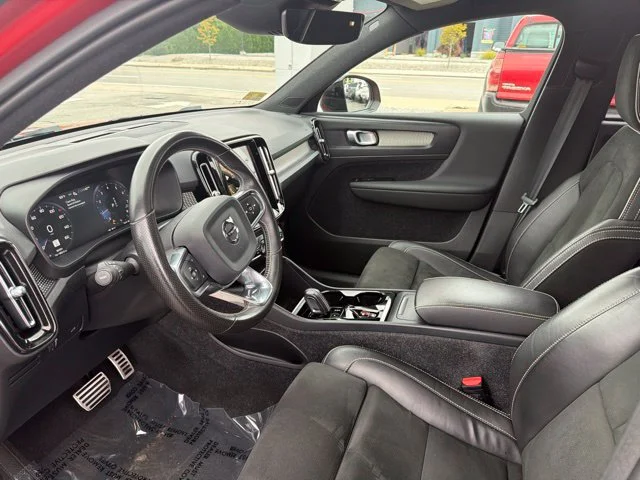 Used 2021 Red Volvo R-Design image 9