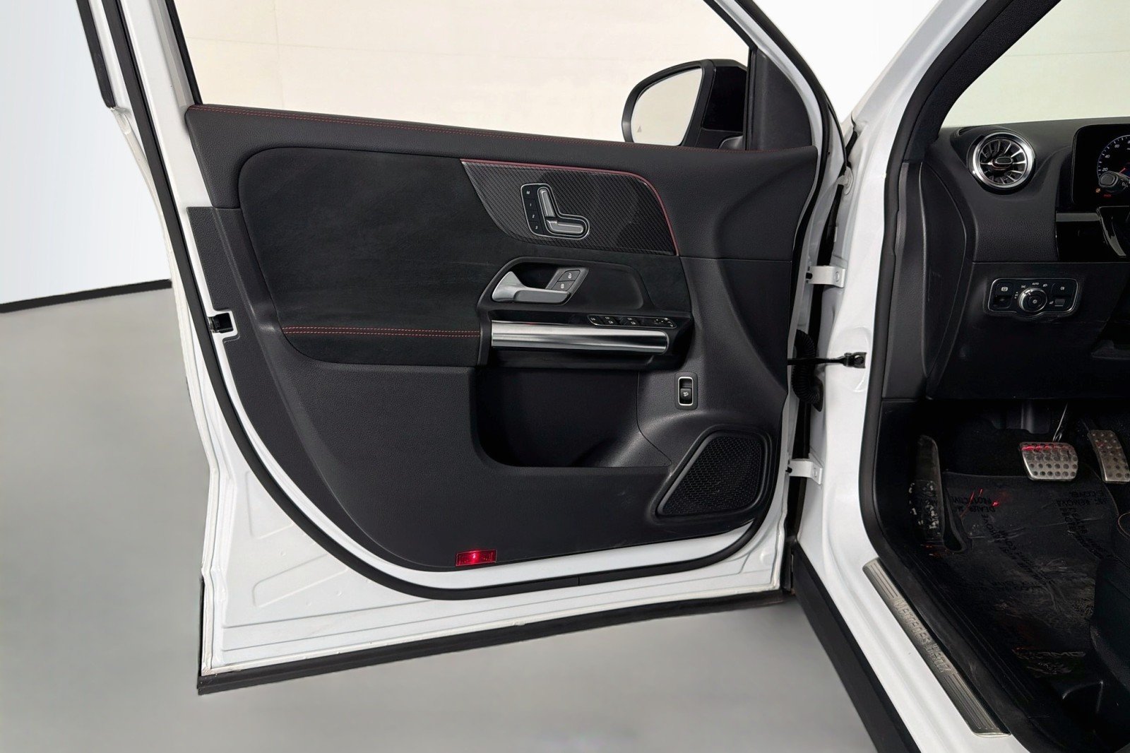 Used 2022 Digital White Metallic Mercedes-Benz 250 image 20