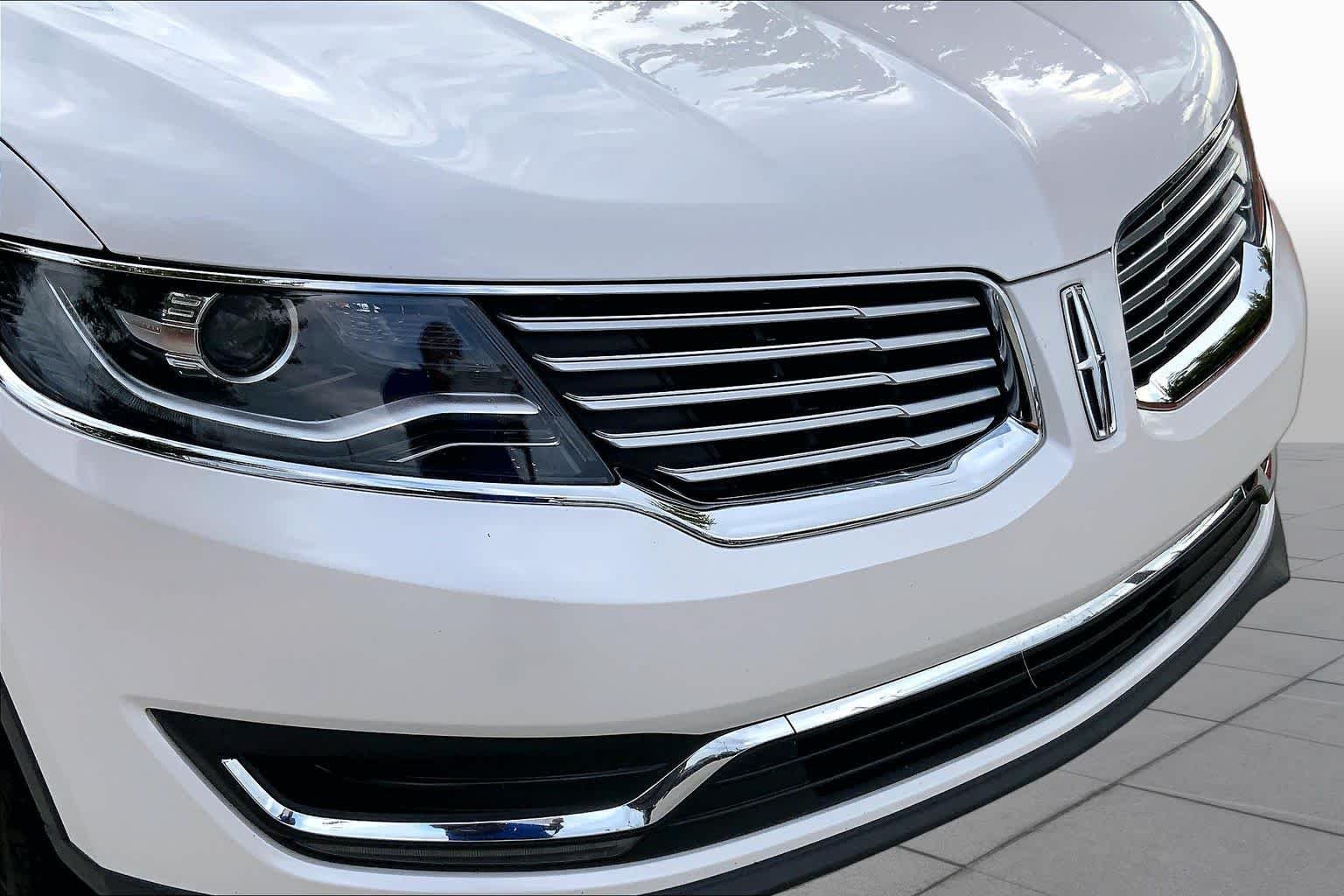 Used 2018 White Platinum Metallic Tri-Coat Lincoln Reserve image 31