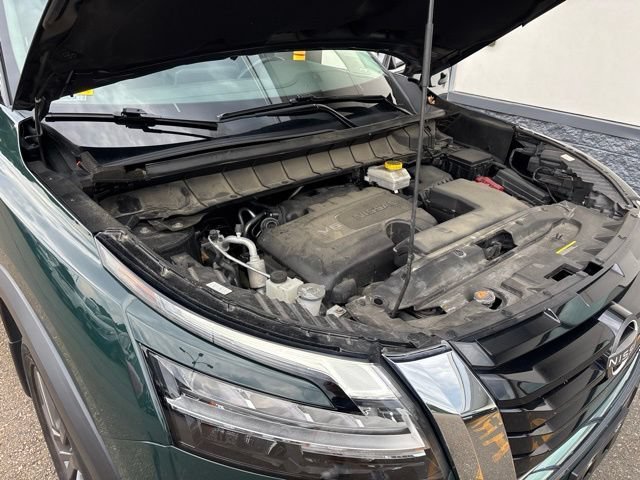 Used 2023 Obsidian Green Pearl/Super Black Nissan SL image 18