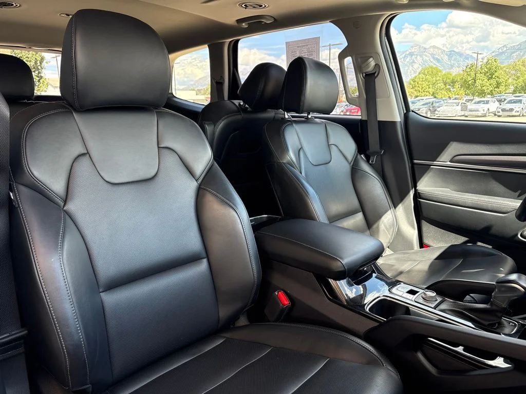 Used 2025 Black Kia S image 13