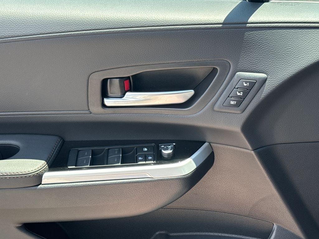 New 2026 Wind Chill Pearl Toyota Platinum image 37
