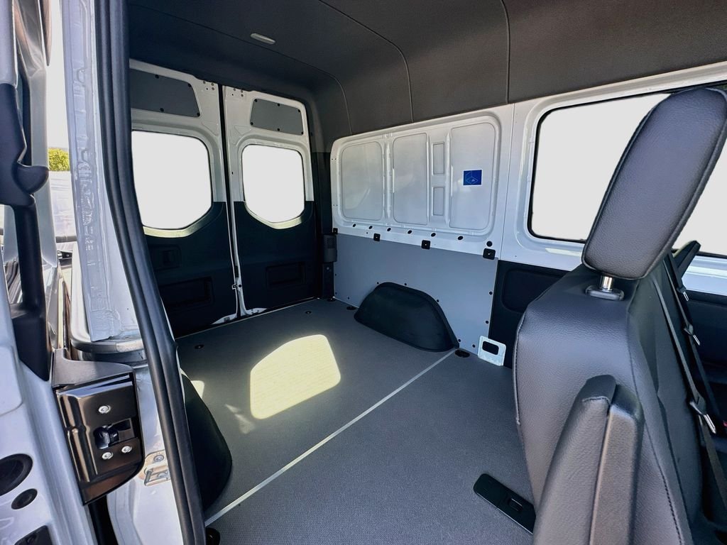 New 2026 Arctic+White Mercedes-Benz Crew 144 WB image 33