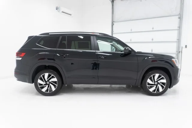 New 2026 Deep Black Pearl Volkswagen 2.0T SE w/Technology image 4