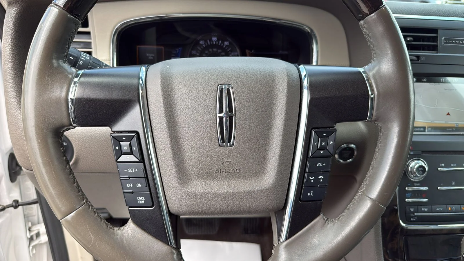 Used 2017 White Lincoln Select image 9