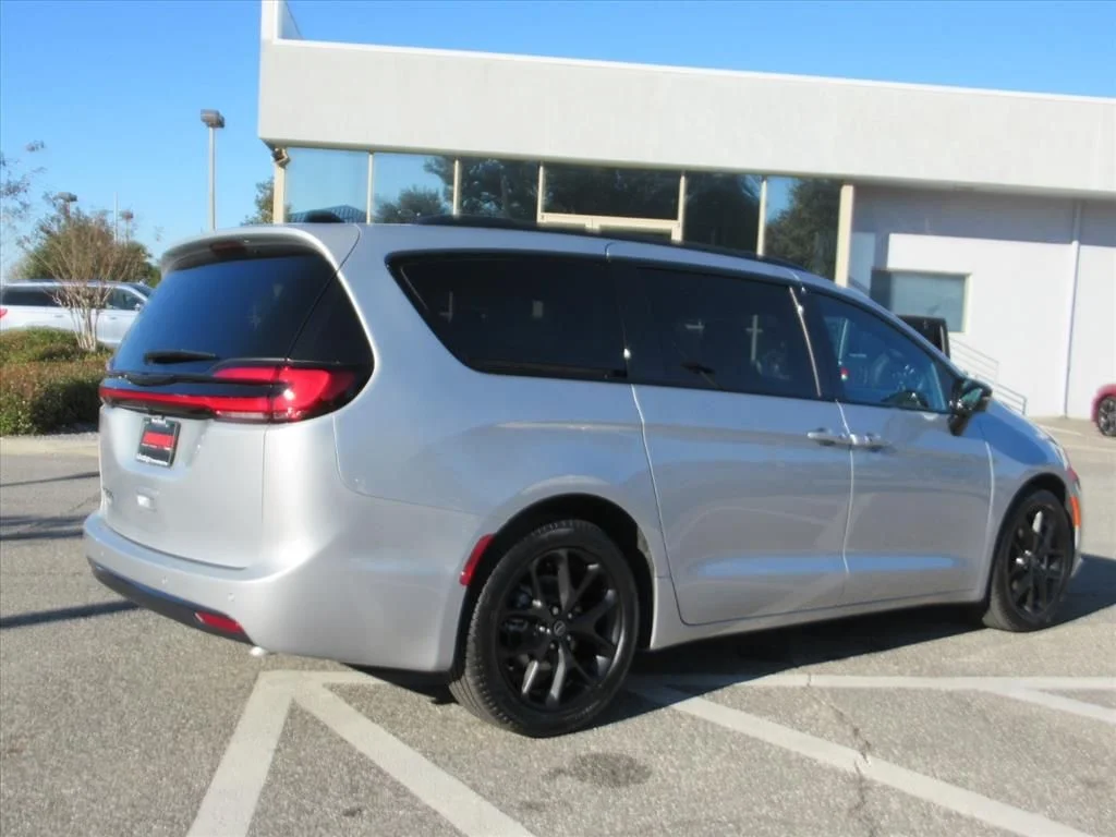 New 2026 Silver Mist Clear-Coat Exterior Paint Chrysler Select image 6