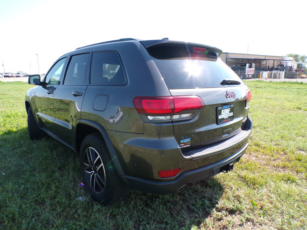 Used 2021 Granite Crystal Metallic Clearcoat Jeep Trailhawk image 7