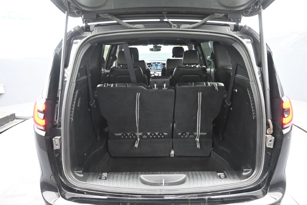Used 2025 Black Chrysler Select image 10