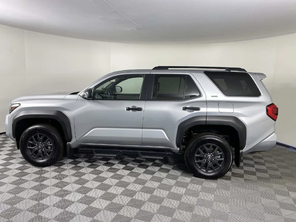 Used 2025 Cutting Edge Toyota SR5 image 5