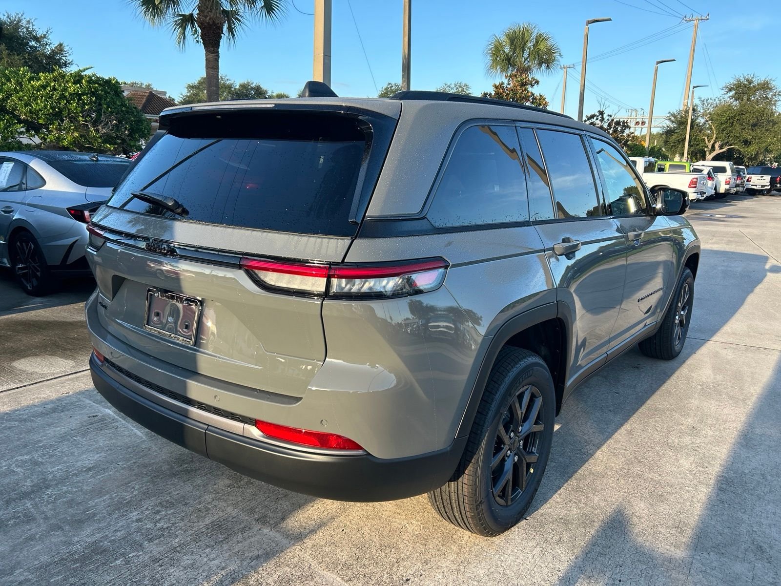 New 2027 Sting-Gray Clear-Coat Paint Jeep Laredo Altitude image 5