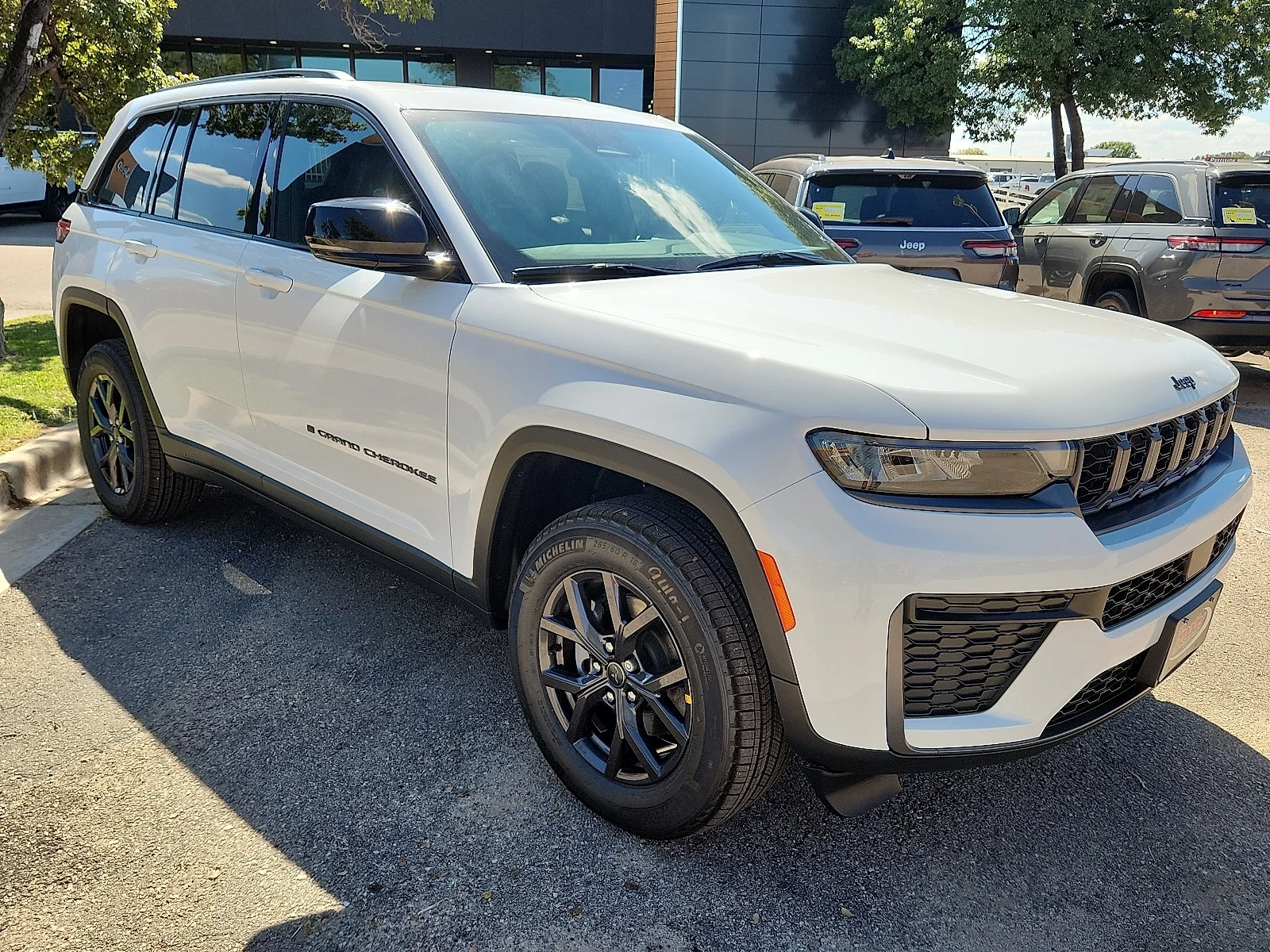 New 2027 Bright White Clear-Coat Paint Jeep LAREDO ALTITUDE 4X4 image 5