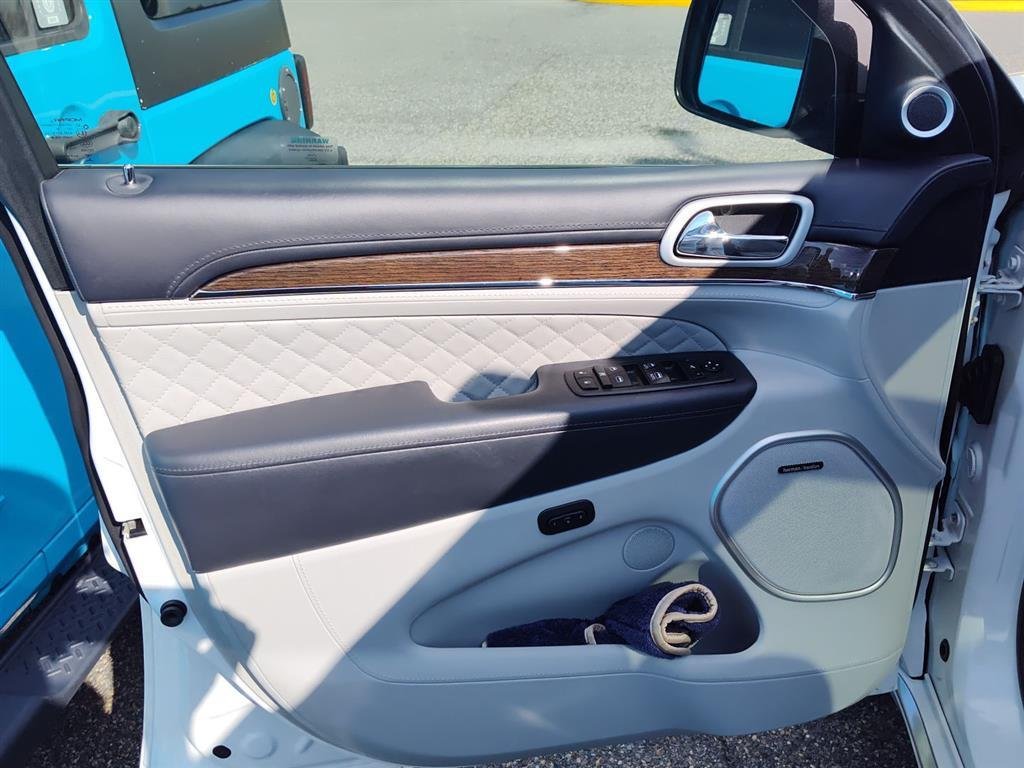 Used 2019 Ivory 3-Coat Jeep Summit image 6