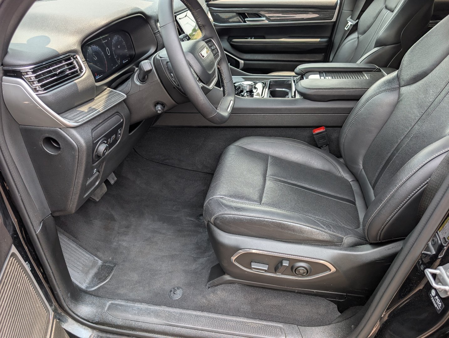 Used 2022 Diamond Black Crystal Pearlcoat Jeep Series II image 10
