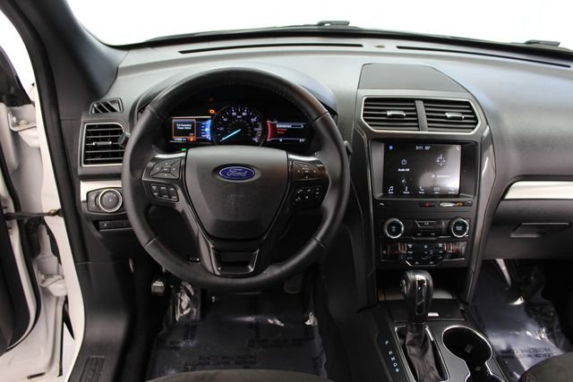 Used 2018 White Platinum Tri-Coat Metallic Ford XLT image 25