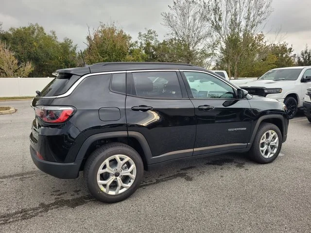 New 2026 Diamond Black Crystal Pearl-Coat Exterior Paint Jeep Latitude image 14