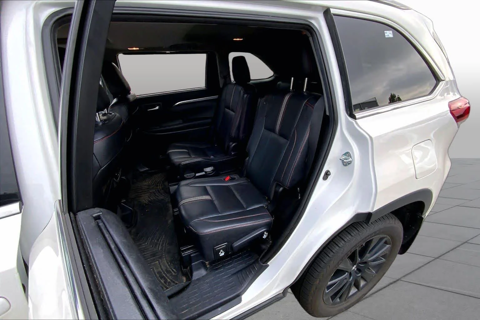 Used 2019 Blizzard Pearl Toyota SE image 21